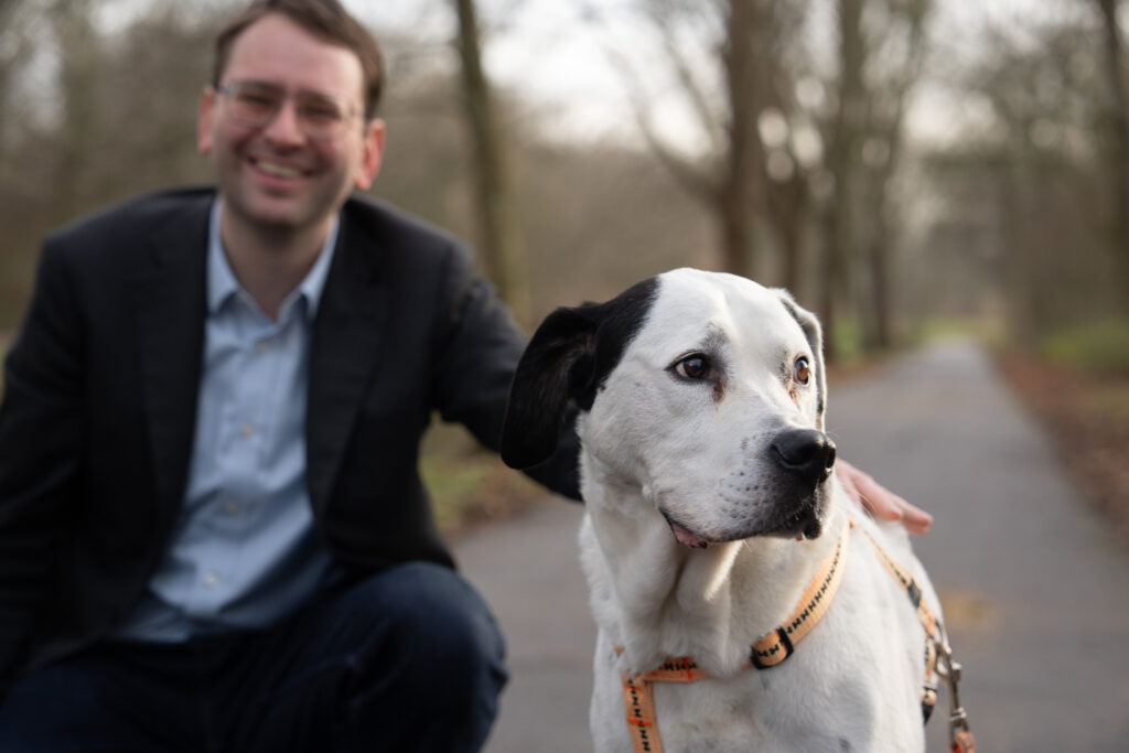 wethouder barker bezoekt haags dierencentrum